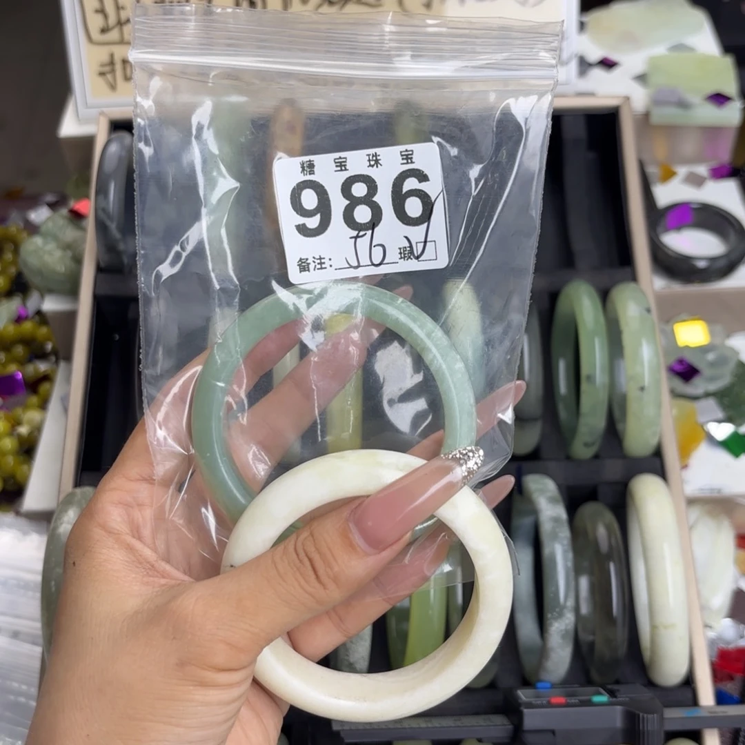 未镶嵌蛇纹石玉手镯不*张