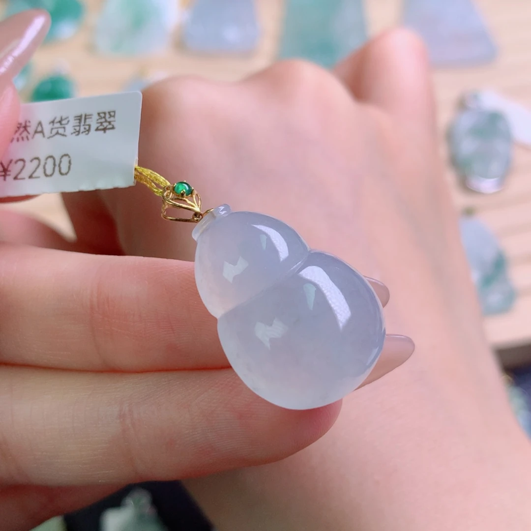 翡翠18K金镶嵌颈饰吊坠