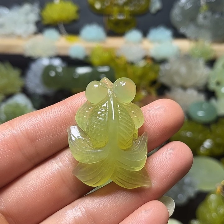 蛇纹石玉未镶嵌颈饰