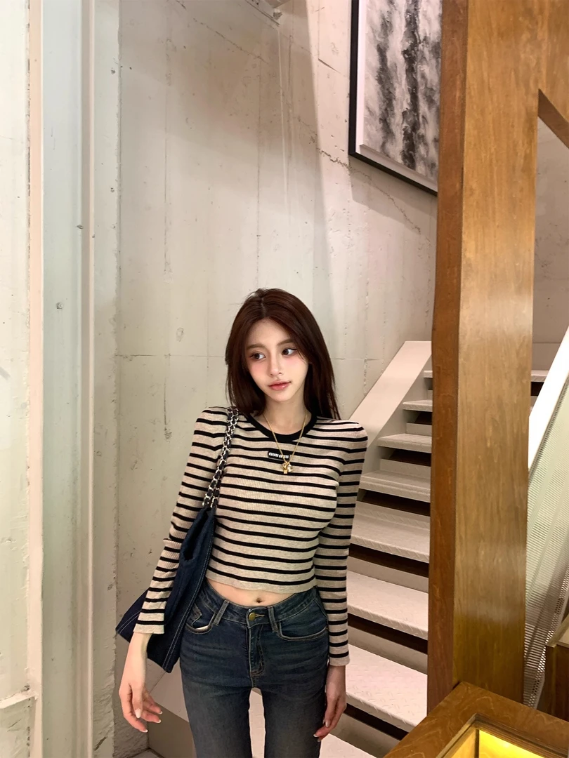 条纹长袖t恤女早秋季内搭打底衫修身显瘦设计感纯欲辣妹短款上衣