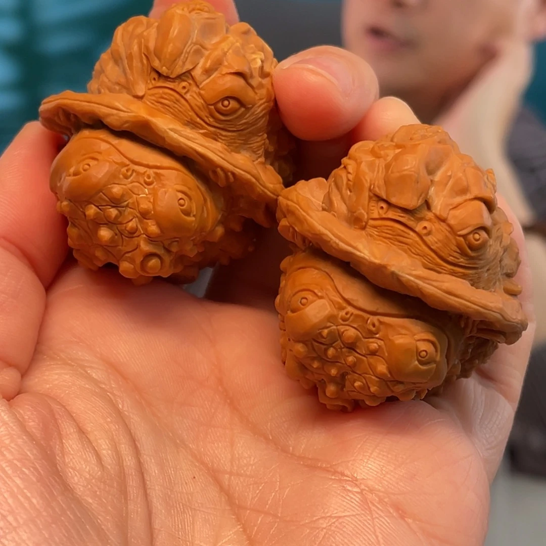 核桃雕刻破壳金蟾核雕作品