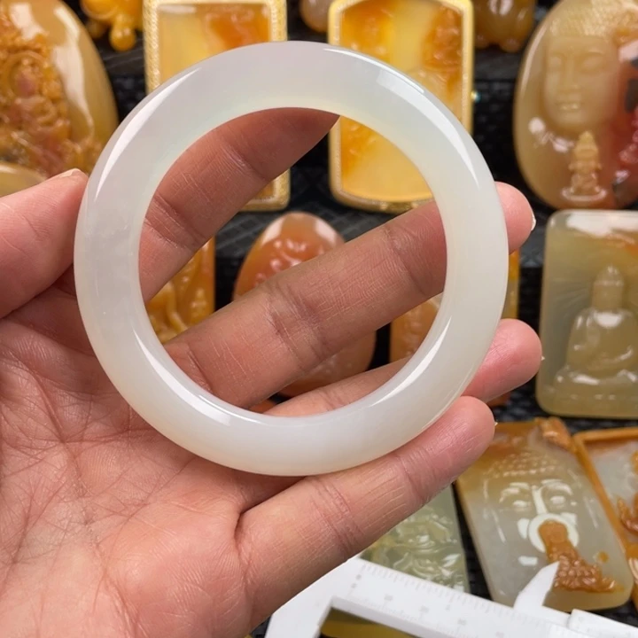 石英质玉（黄龙玉）颈饰未镶嵌匠****司