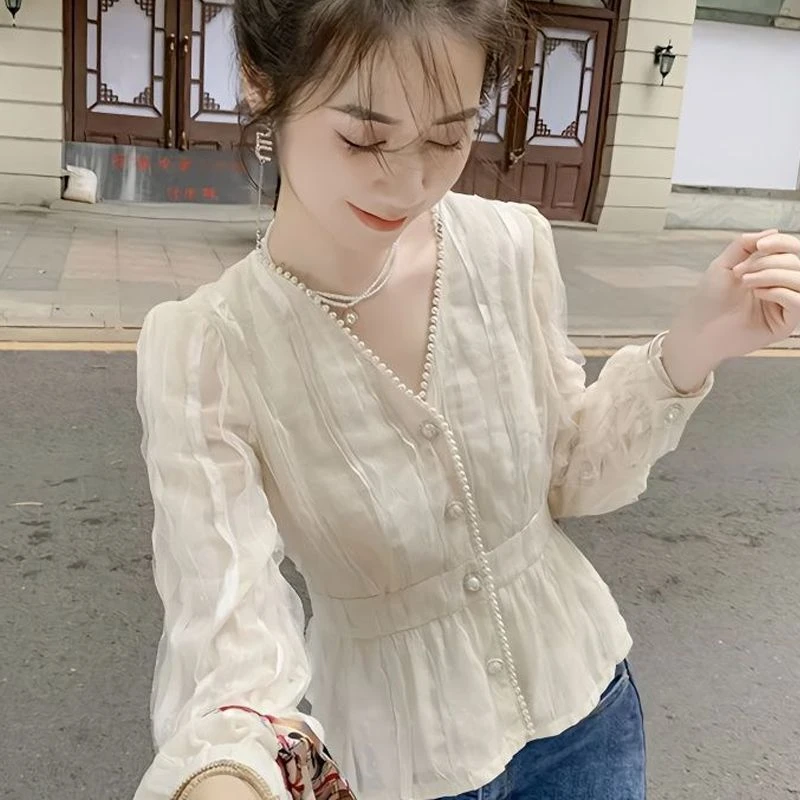 2025春夏新款小众V领衬衫潮洋气雪纺小衫珍珠收腰显瘦内搭上衣女