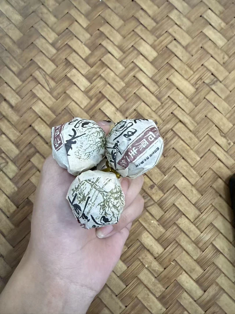 2018年老班章顶石原生一类普洱生茶龙珠M58号1月1日