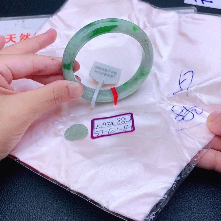 翡翠手镯未镶嵌翡翠