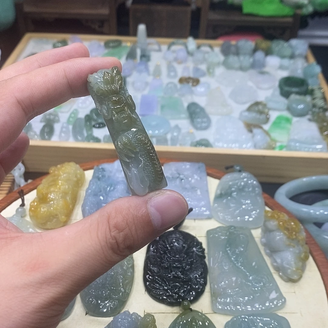 颈饰未镶嵌翡翠手牌龙