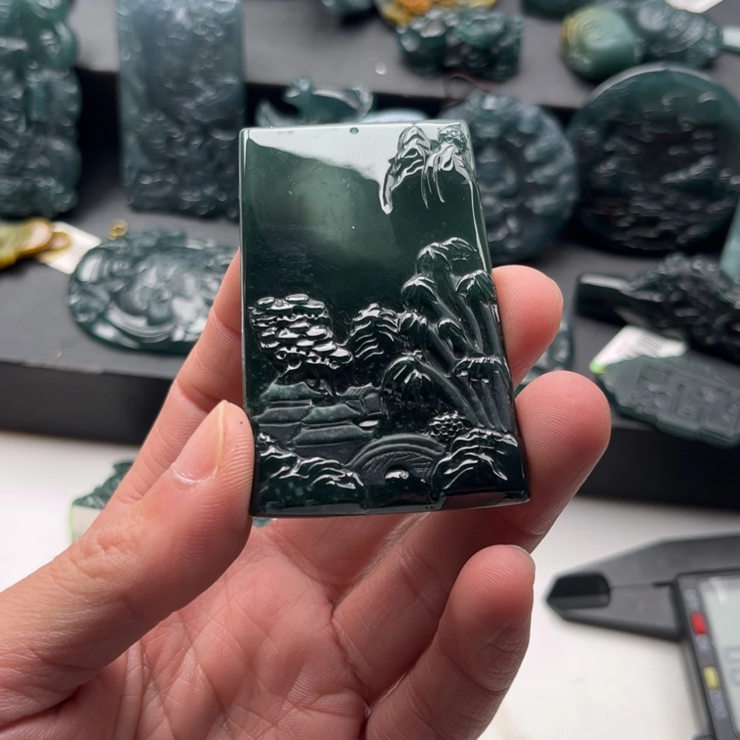 翡翠未镶嵌颈饰山水