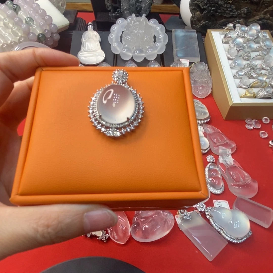石英质玉合金吊坠