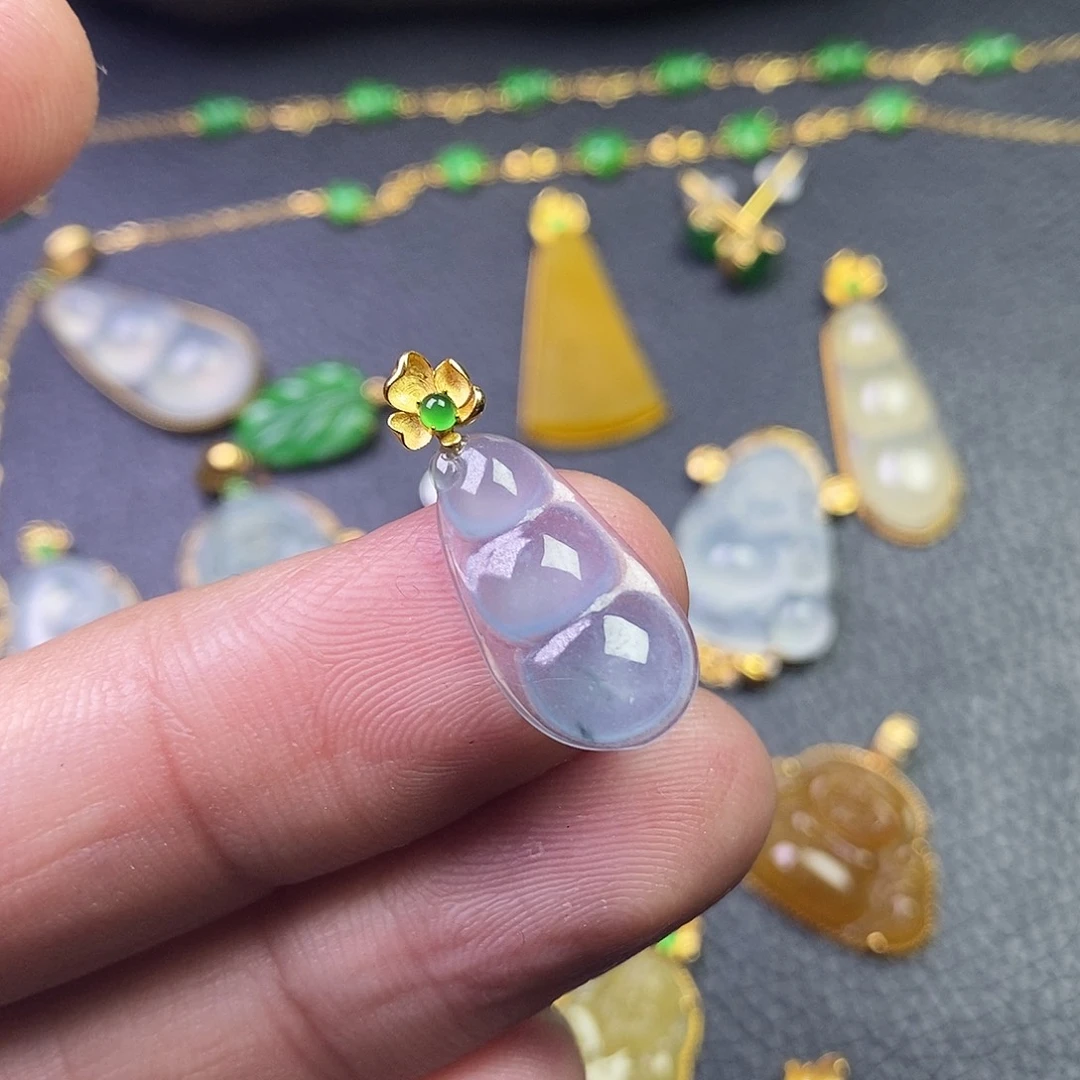 颈饰18K金镶嵌翡翠