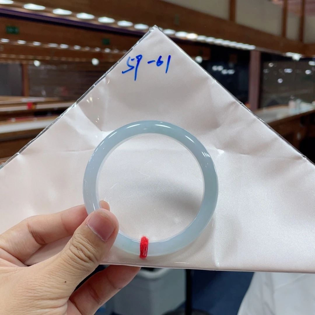 翡翠手镯未镶嵌有包容