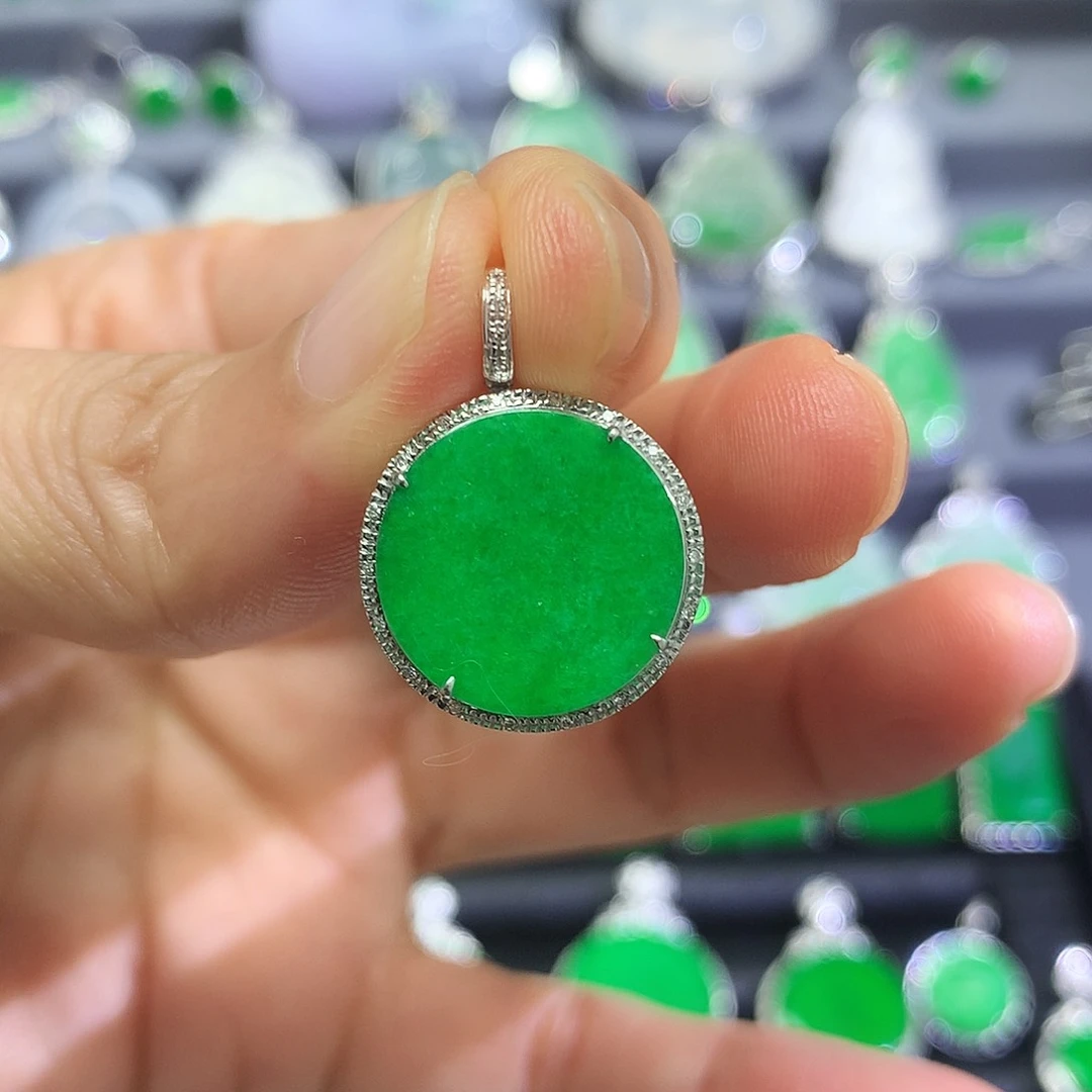 翡翠18K金镶嵌颈饰