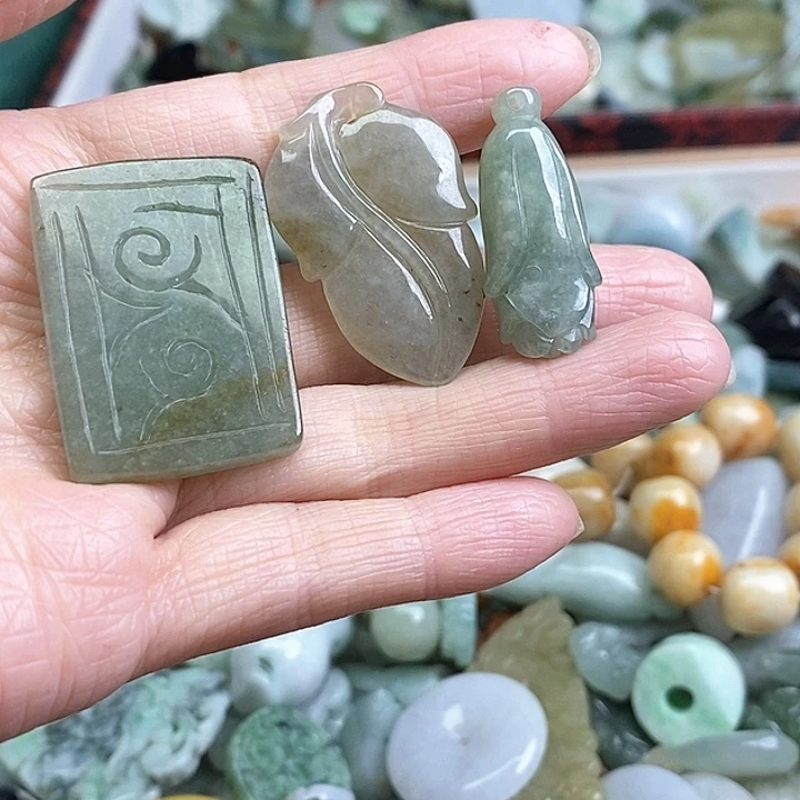 丹***y翡翠未镶嵌颈饰天然翡翠