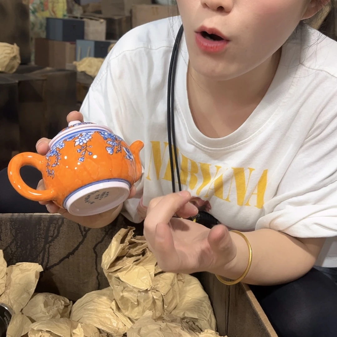 摆件////景德镇陶瓷器。红。