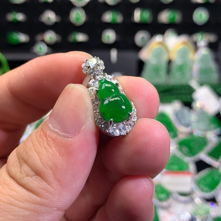 【闪购商品】翡翠颈饰银S925镶嵌绿葫芦