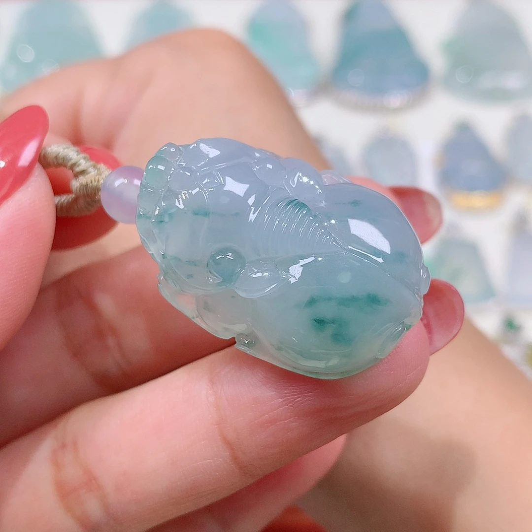 翡翠未镶嵌颈饰貔貅