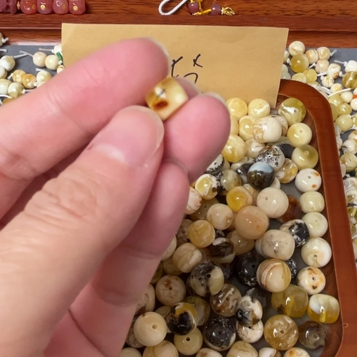 蜜蜡未镶嵌裸石7.9mm一个