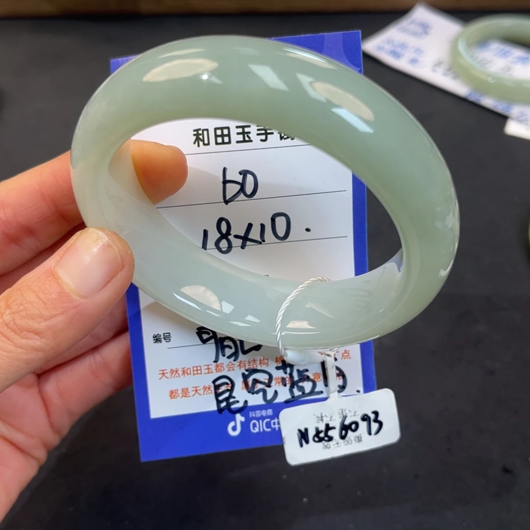 美***情和田玉未镶嵌手镯