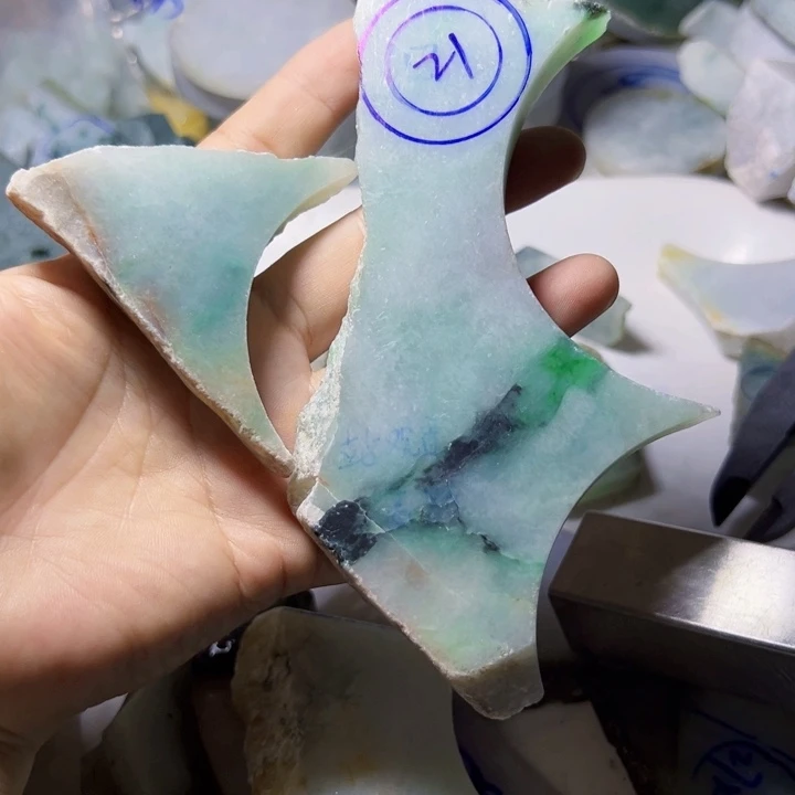 颈饰未镶嵌翡翠前**生