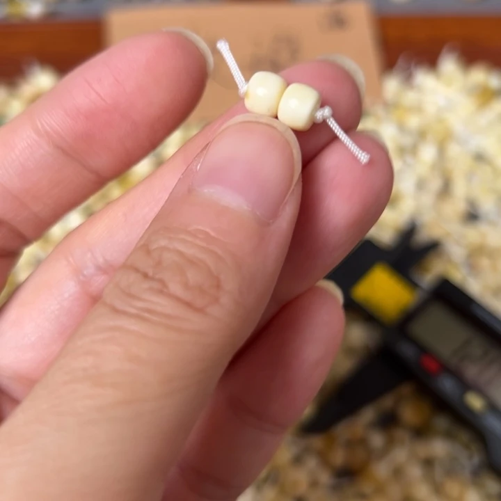 蜜蜡未镶嵌裸石5.9mm一对