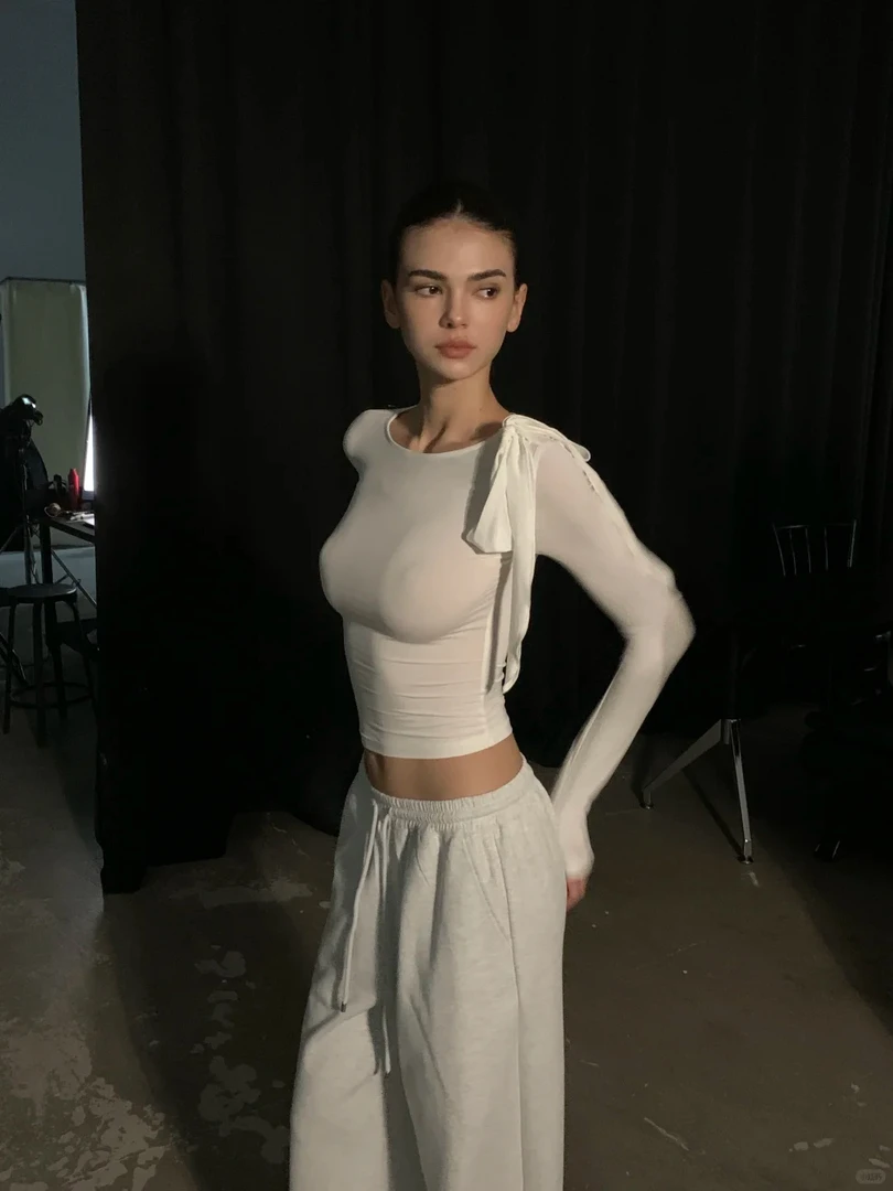 白色长袖T恤女秋季设计感修身显瘦美式辣妹莫代尔上衣配休闲裤子