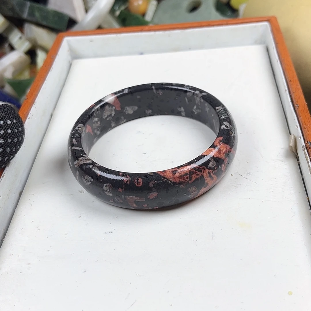 颈饰未镶嵌石英质玉