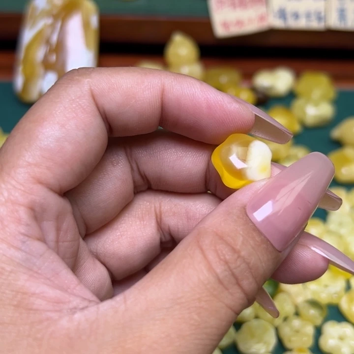蜜蜡未镶嵌珠宝奇石