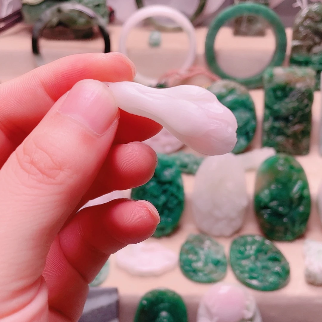 独山玉未镶嵌颈饰