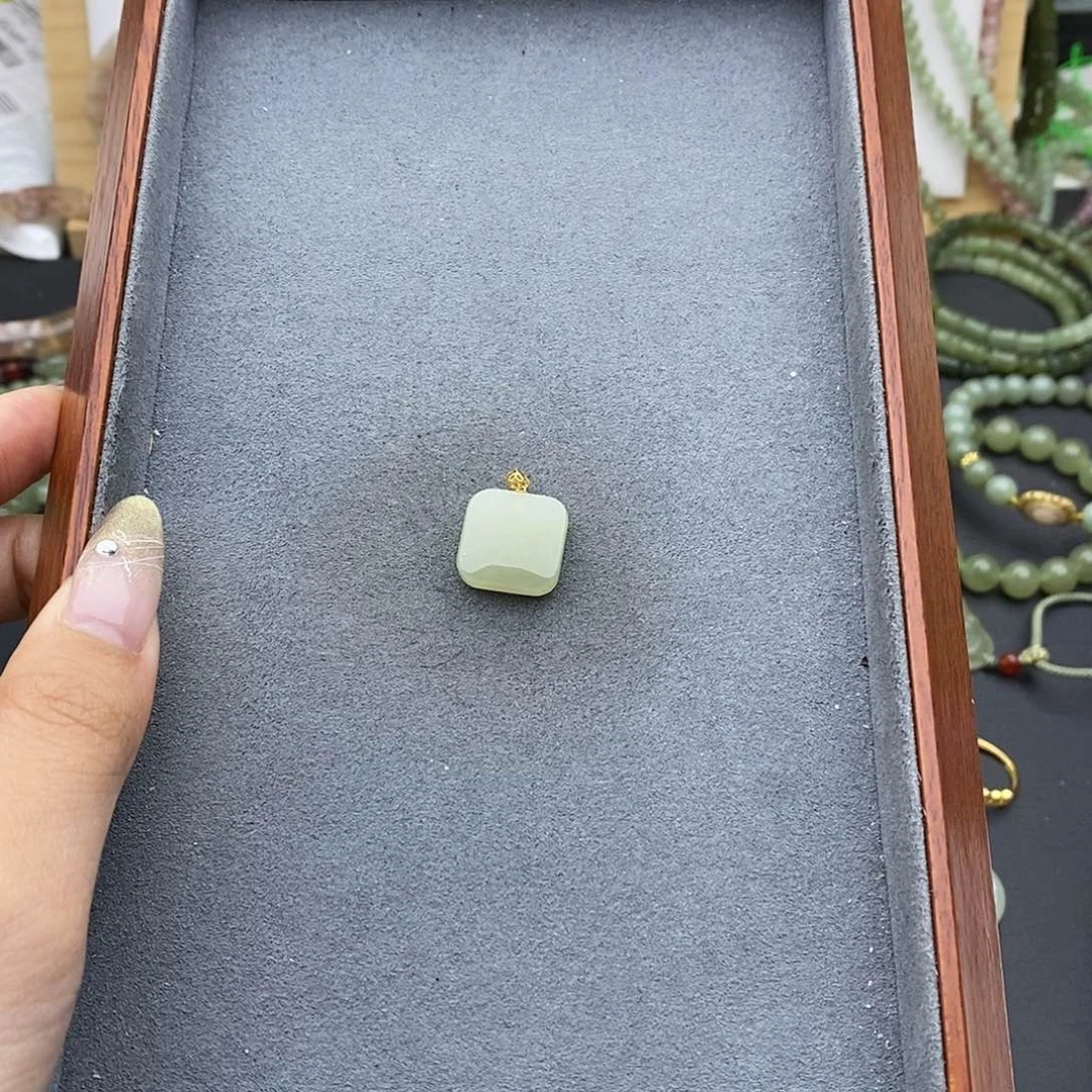 和田玉吊坠(不含链)18K金镶嵌