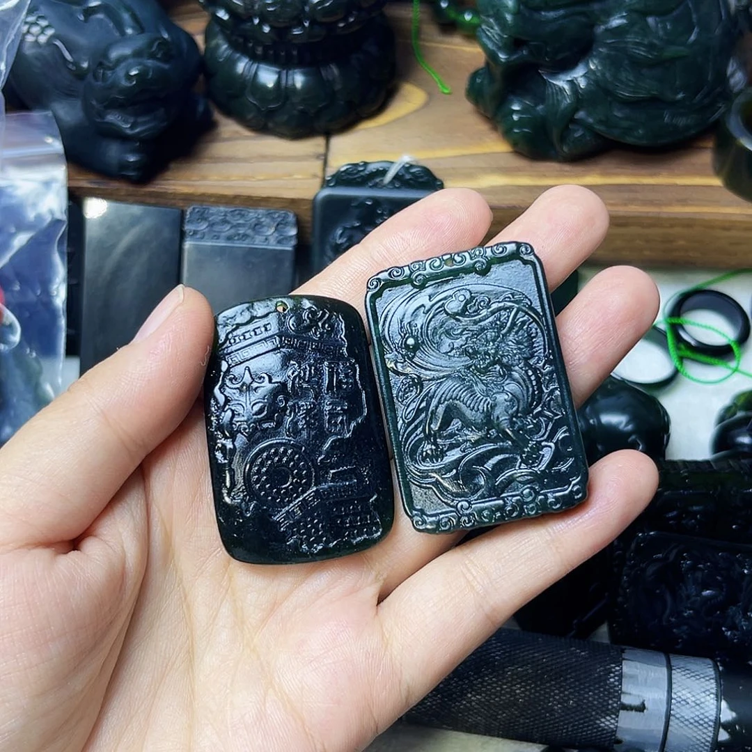 云***起蛇纹石玉未镶嵌颈饰