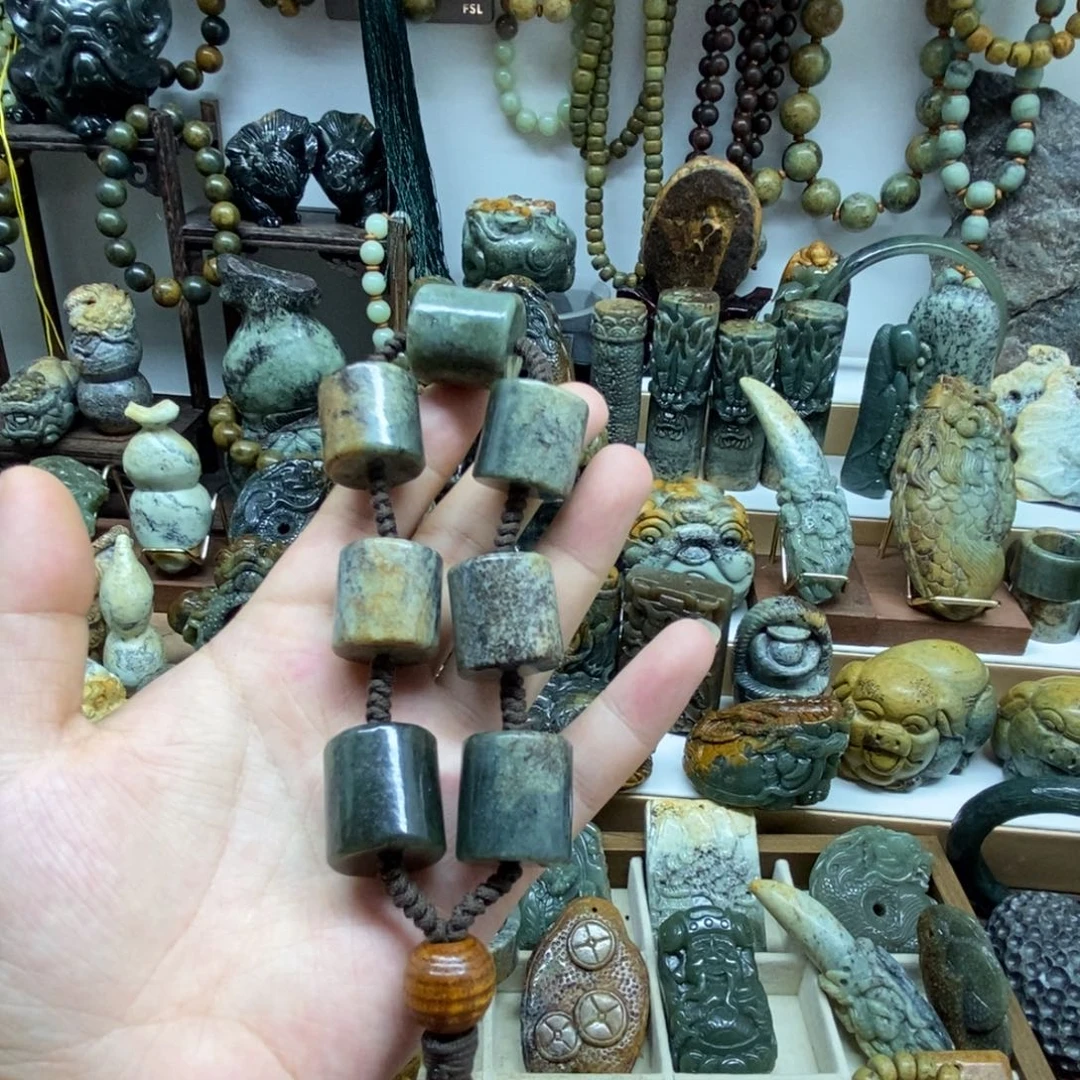 未镶嵌岫岩河磨玉（透闪石质玉）把件
