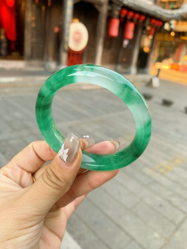 55/12.3/8.8阳绿飘花带一抹白冰非洲翠独龙玉手镯高冰飘绿冰透