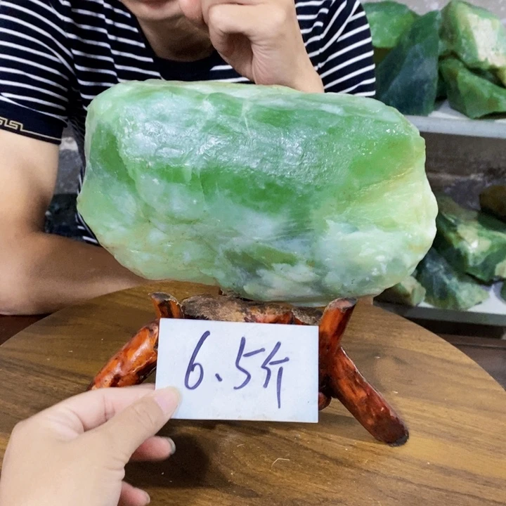 伊***移未镶嵌蛇纹石玉原石
