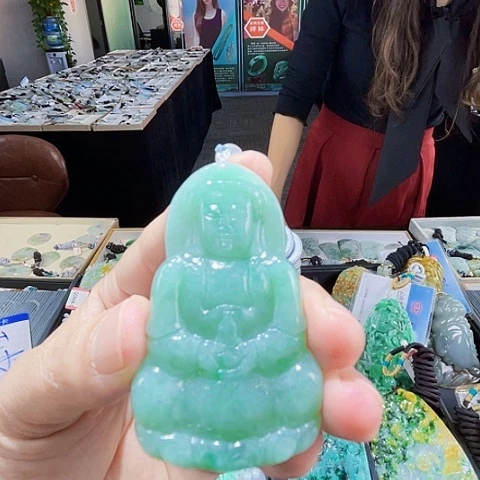 翡翠未镶嵌颈饰一个