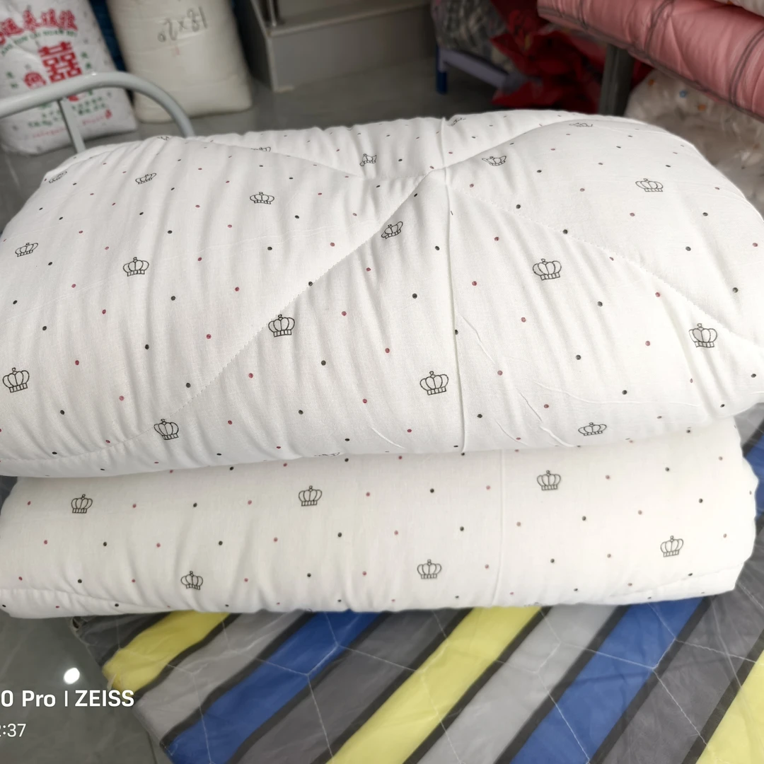 新疆棉被,蓬松度比较高,弹性好，更加贴合身体,使人更加舒适。