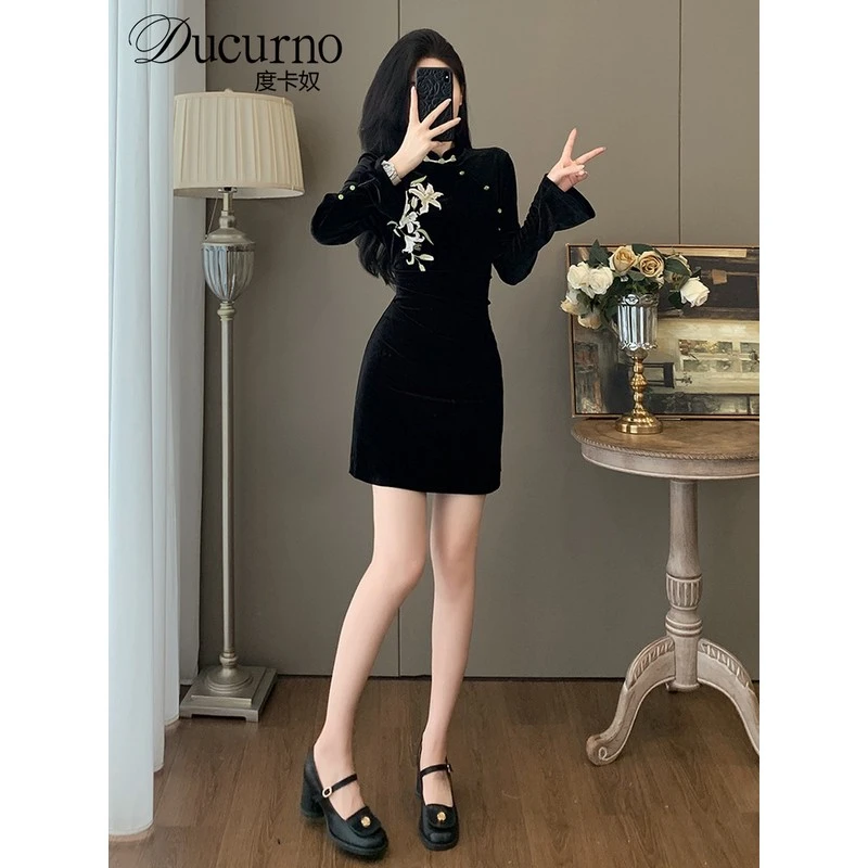 秋季时尚新中式国风立领盘扣连衣裙女气质复古修身改良绣花旗袍裙