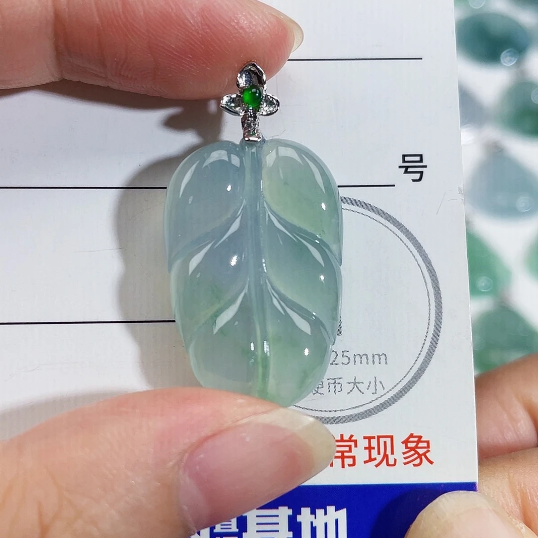 翡翠18K金镶嵌颈饰吊坠