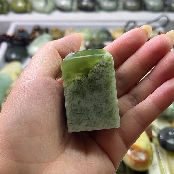 蛇纹石玉未镶嵌珠宝奇石