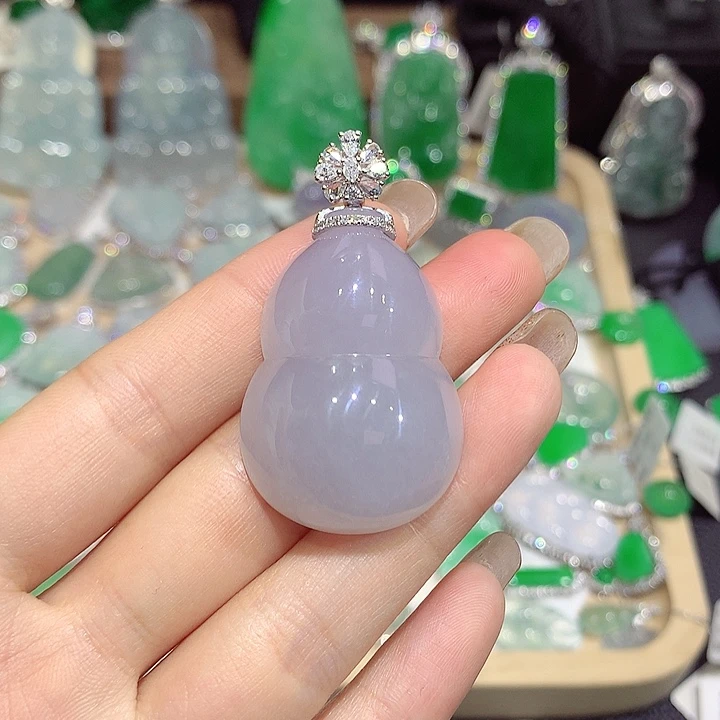 翡翠18K金镶嵌颈饰葫芦