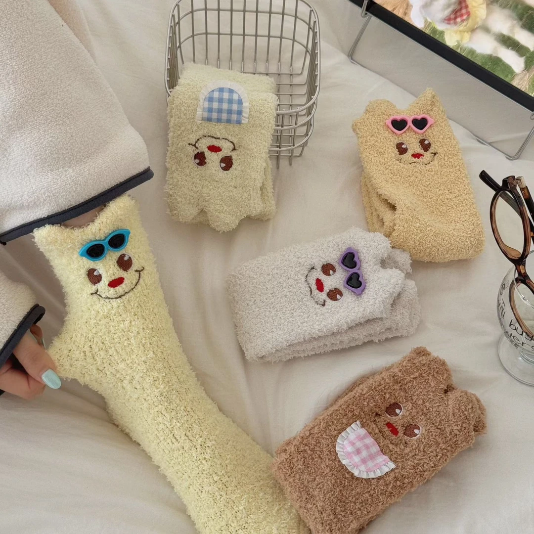可爱卡通珊瑚绒袜子女中筒袜冬季加厚保暖黄油小熊睡眠居家地板袜