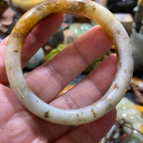 蛇纹石玉手把或挂件未镶嵌游*客