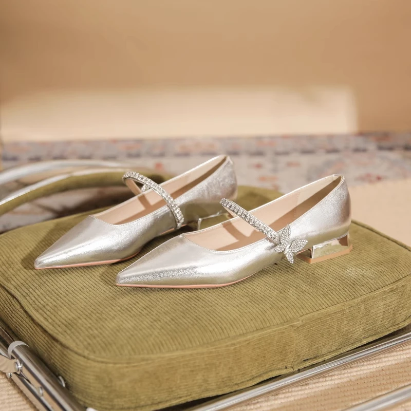 粗跟平底鞋女2025年春夏新款法式尖头水钻蝴蝶结一字带玛丽珍单鞋