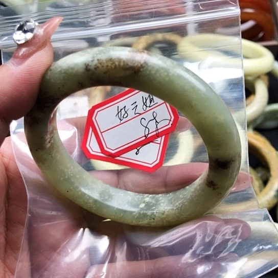 蛇纹石玉手镯未镶嵌好*姐