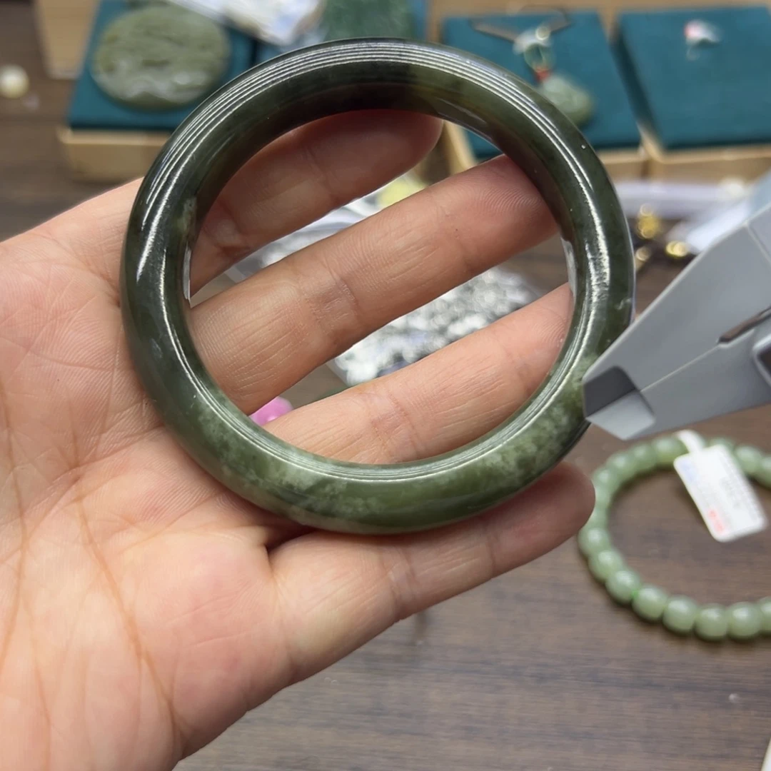 和田玉未镶嵌手镯58.4圈围683瑕