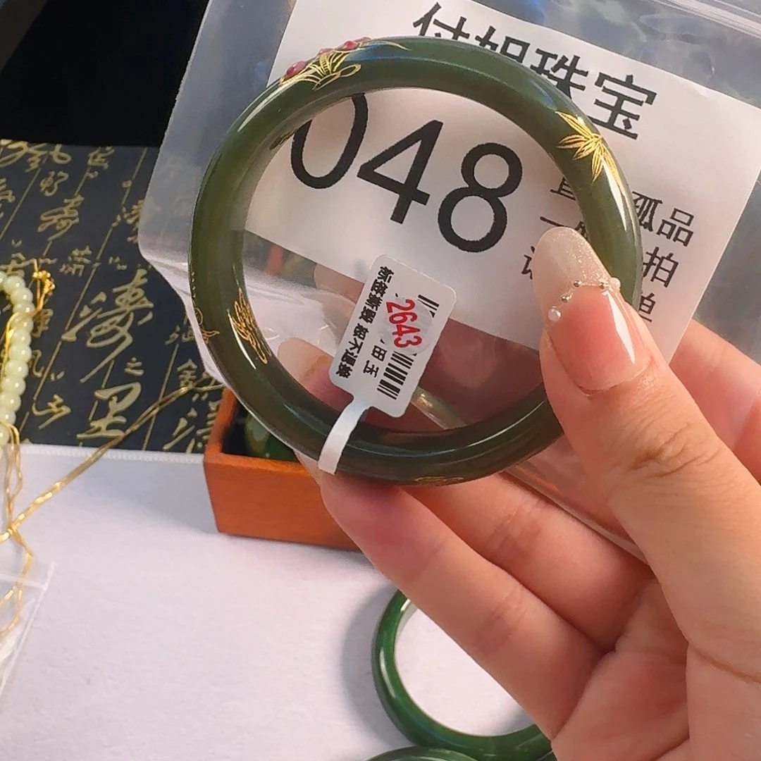 颈饰未镶嵌和田玉手镯58 048
