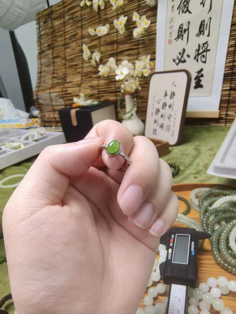 和田玉果绿碧玉戒指