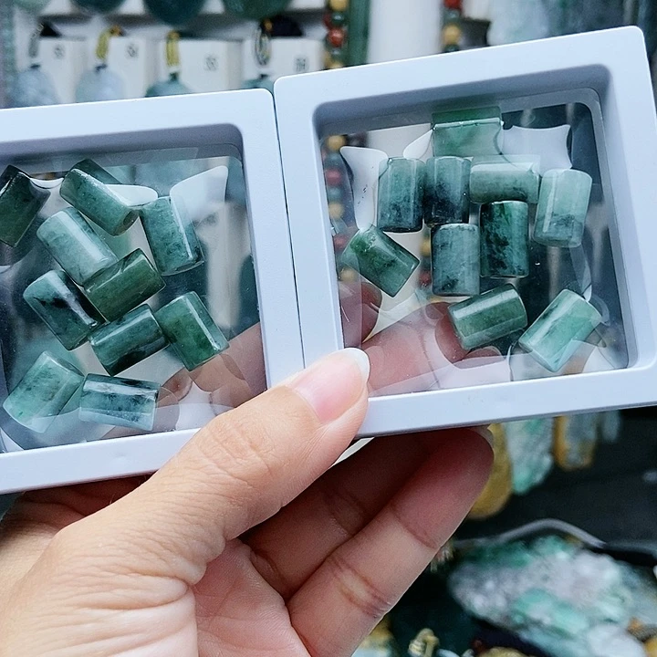 颈饰足铂镶嵌翡翠翡翠