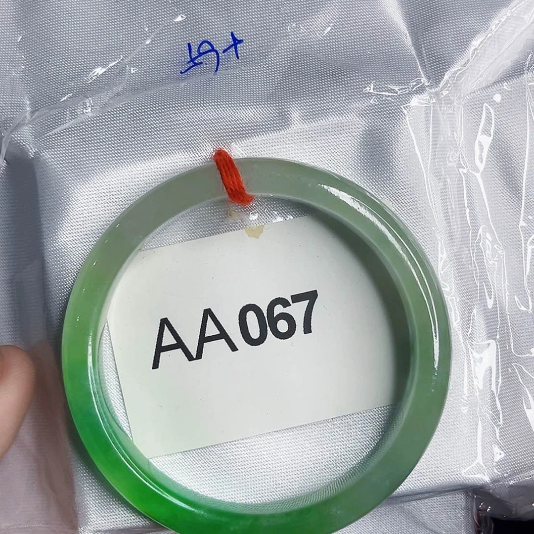 翡翠手镯未镶嵌微瑕