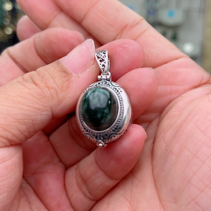 透闪石-蛇纹石玉颈饰银S925镶嵌幸****?