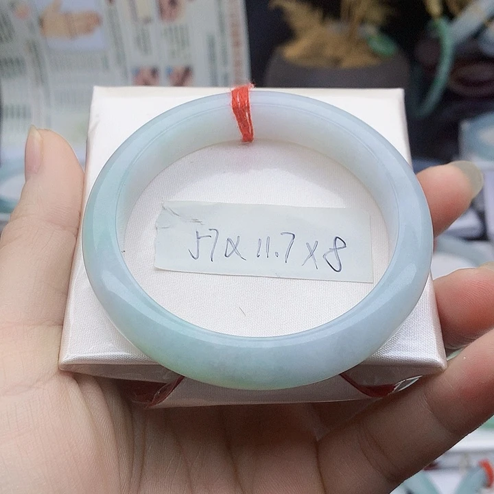 君***王翡翠未镶嵌手镯缅甸天然翡翠A货57