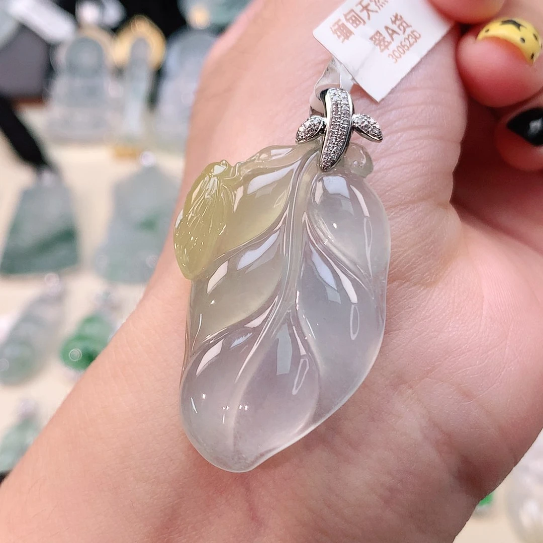 翡翠18K金镶嵌颈饰叶子